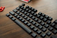 因而红轴取PCB之间还隔着外露的铝合